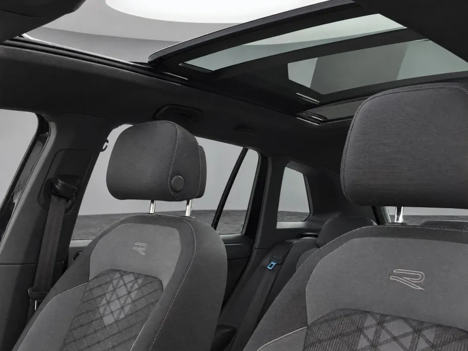 Volkswagen Tiguan 1.4 TSI eHybrid R-Line Business+ · Panoramadak · Trekhaak · 360°Camera · Apple/Android Car Play