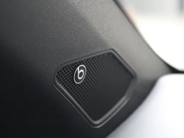 Volkswagen T-Roc Cabrio 1.5 TSI DSG R-Line Navigatie | 19' Misano | Stoel- en stuurverwarming | Matrix Led | Beats Audio
