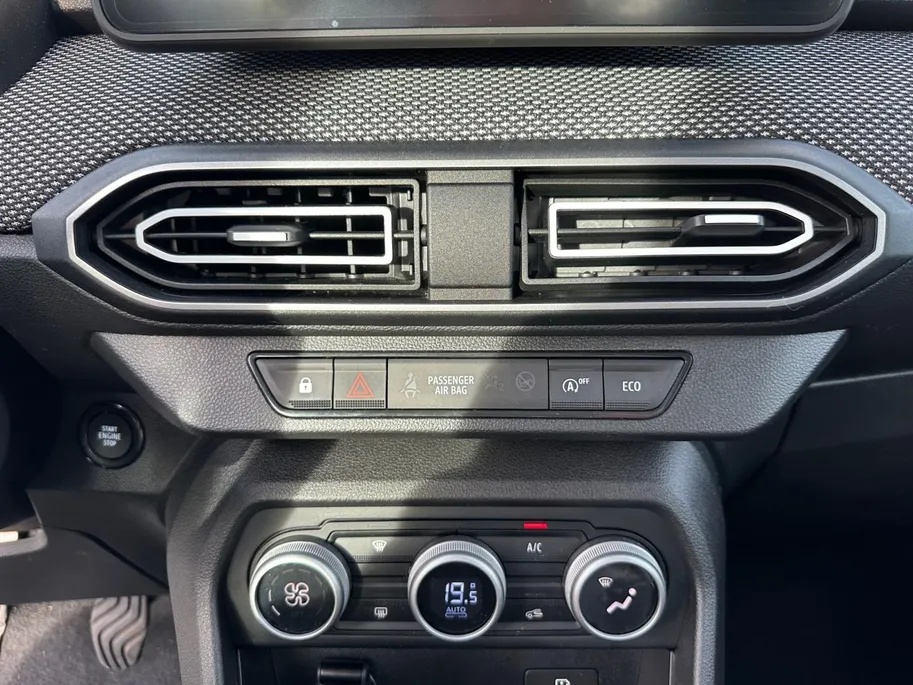 Dacia Sandero 90PK TCe Journey | Camera | Dode Hoek Detectie | Climate Control | Parkeersensoren | Apple CarPlay/Android Auto | Cruise Control | Full LED | 12 Maanden BOVAG Garantie