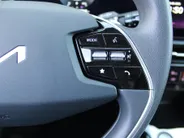 Kia Niro EV Light Edition 64.8 kWh | Camera | Cruise adapt. | Clima | 17' LM | Navi | Keyless | All season banden | 17% bijtelling |