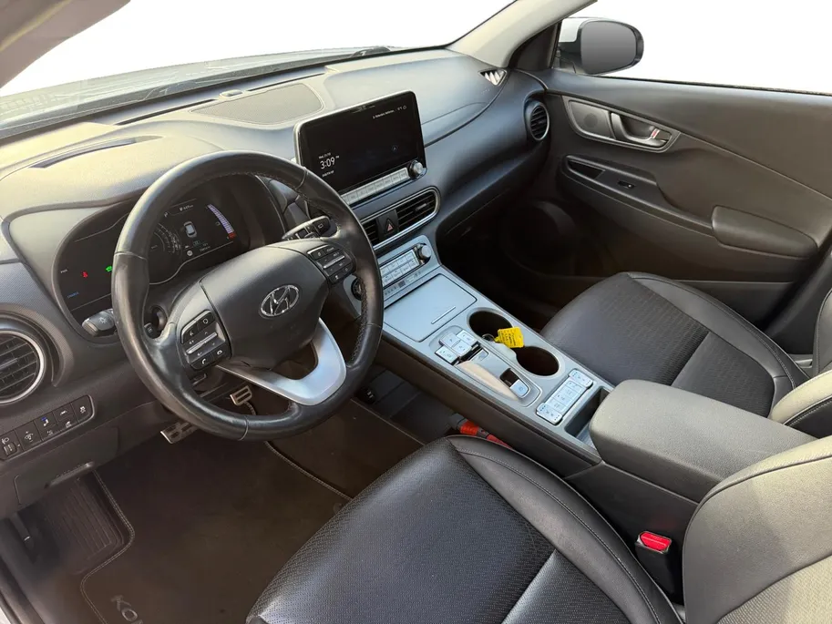 Hyundai Kona EV Limited Sky 64 kWh | Zeer compleet | 99% SOH | Open dak | Lederen bekleding | Trekhaak | Stoel verwarming & koeling | Stuurverwarming |