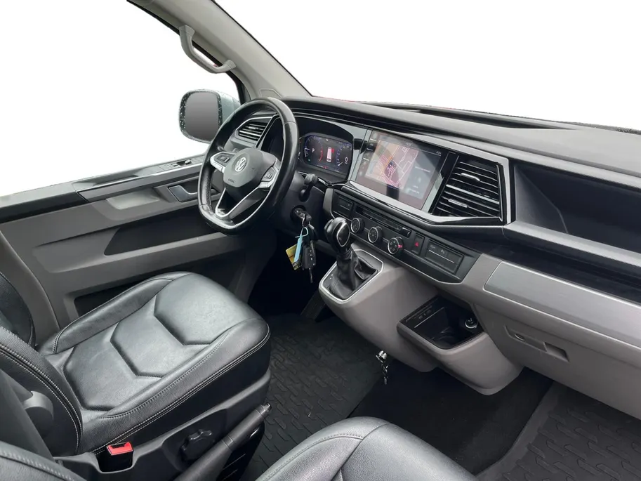 Volkswagen Transporter 2.0 TDI L2H1 28 Bulli | Trekhaak | navigatie | Lederen Bekleding | Imperiaal | Parkeer Camera | Stoelverwarming | Lichtmetalen Velgen |