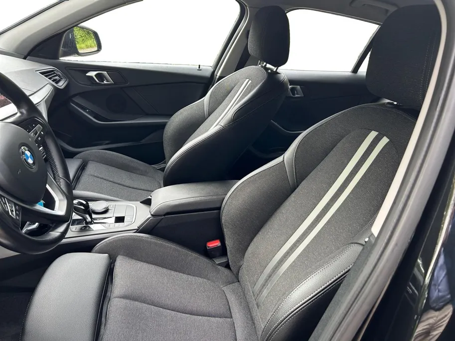BMW 1 Serie 116i Introduction Edition Navi , parkeersensoren , climate , cruise , tel , lm velgen .