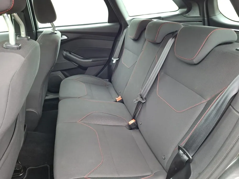 Ford Focus 1.0 ST-Line Wagon | Nieuwe distributieriem | Parkeersensoren | Navigatie | Climate Control | Voorruitverwarming | 17' Lichtmetaal | Trekhaak