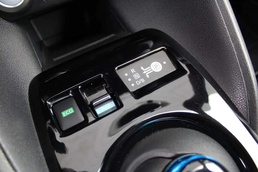 Nissan Leaf Tekna 40 kWh | Trekhaak | Stuur-/stoelverwarming | 360 Camera | LED | Dodehoek detectie | Cruise adapt. | 17' LM | Half leer/stof | Navi |