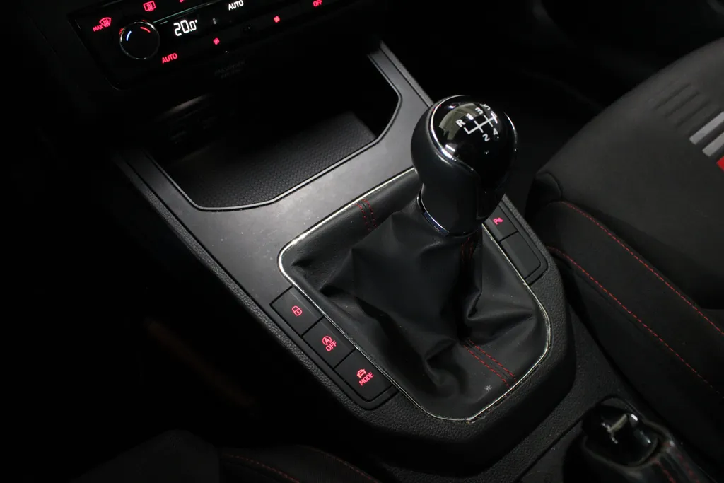 SEAT Ibiza 1.0 TSI FR Business Intense / Camera / Trekhaak afneembaar / Navi. / Full led / Apple Carplay /