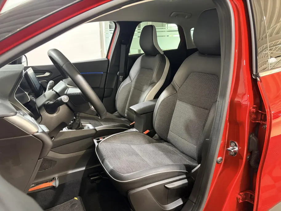 Renault Captur 90PK TCe Intens | Navi | Camera | Climate Control | Parkeersensoren | Apple CarPlay/Android Auto | Licht & Regen Sensor | Full LED | Lichtmetalen Velgen | Armsteun |