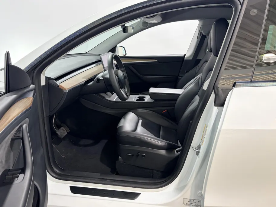 Tesla Model Y 351PK Long Range AWD 75 kWh Automaat | 1e eigenaar | Panoramadak | Basic Autopilot | 360 Camera | Stoelverwarming | Leder | Elektrische Achterklep | Elektrische Stoelen | Full LED |