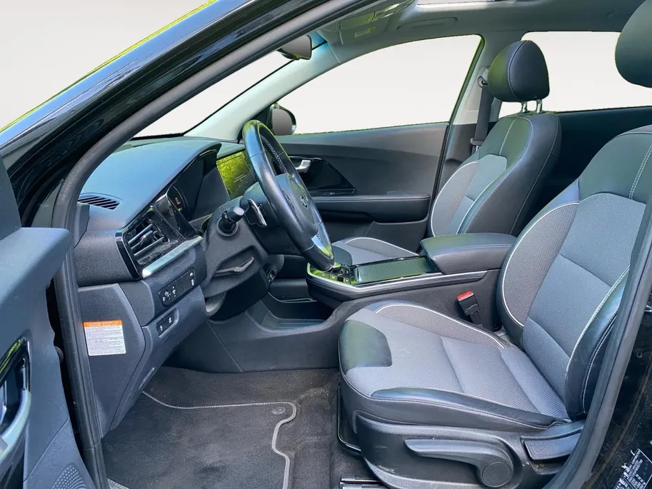 Kia e-Niro DynamicPlusLine 64 kWh Climate control | Stoel,- en stuurverwarming | Parkeercamera | Cruise control | Elek. schuif/kanteldak | 16 inch LM velgen |