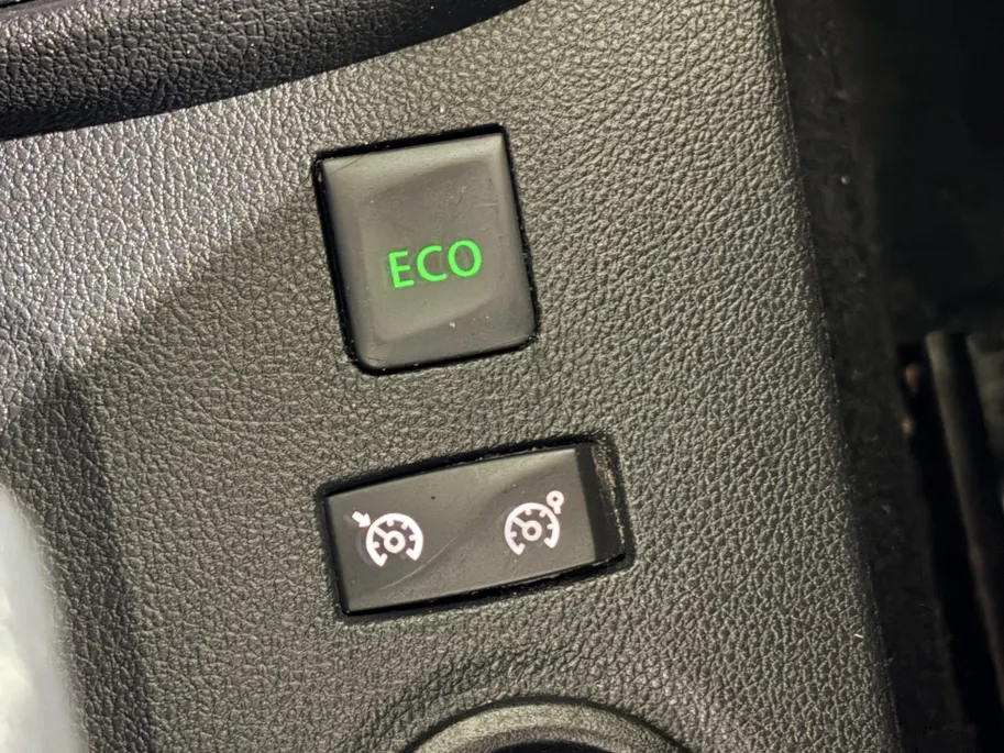 Renault Captur 90PK TCe Intens | All Season Banden | Armsteun | Navi | Camera | Parkeersensoren | Climate Control | Bluetooth | Lichtmetalen Velgen | Licht & Regen Sensor |