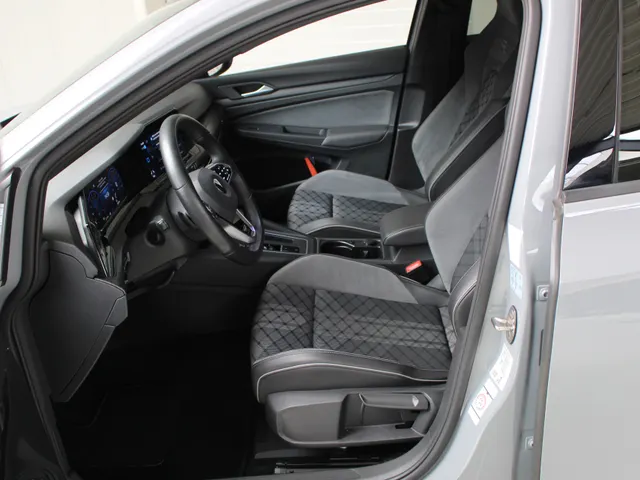 Volkswagen Golf 1.5 eTSI R-Line (2x) DSG | Navigatie | LM '17 | PDC + Camera |  Aut. Airco