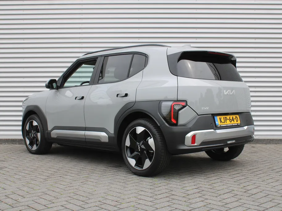 Kia EV2 Plus 42.2 kWh | Dodehoek detectie | Clima | 18'' LM Velgen | Stuur-/stoelverwarming | All seasons | Camera | Keyless | Telefoonlader | Navi |