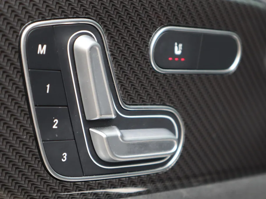 Mercedes-Benz GLA 200 Business Solution AMG l Trekhaak l Keyless l Panoramadak l Ambiente lichtpakket