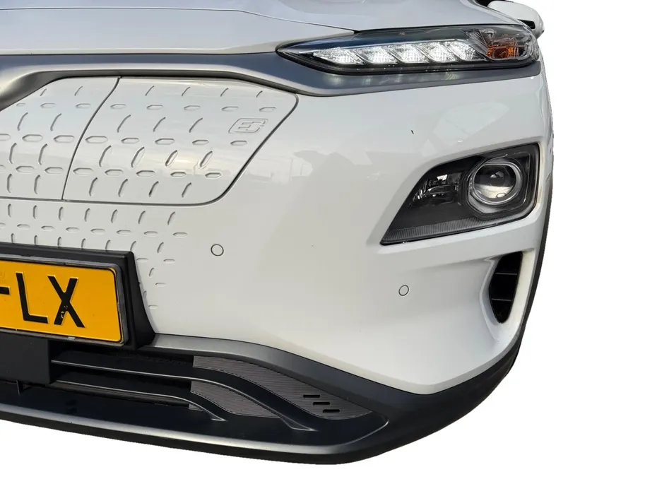 Hyundai Kona EV Limited Sky 64 kWh | Zeer compleet | 99% SOH | Open dak | Lederen bekleding | Trekhaak | Stoel verwarming & koeling | Stuurverwarming |