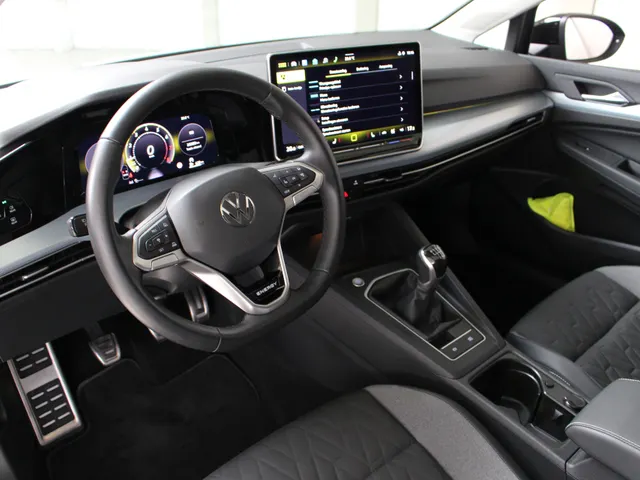 Volkswagen Golf 1.5 eTSI Life Energy Panoramadak | Navigatie | Keyless | Stoel- en Stuurverwarming | Parkeercamera