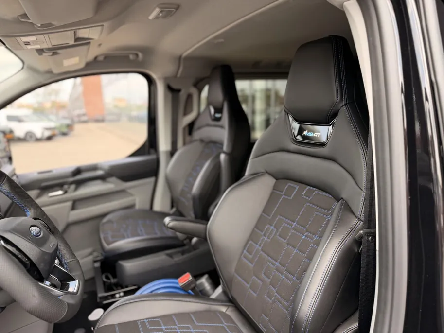 Ford E-Transit Custom L2H1 MS-RT 71 kWh 286 PK Dubbele Cabine UIT VOORRAAD I INKLAPBARE TREKHAAK I DRIVER ASSIST PACK ULTIMATE I DUBBELE ZIJSCHUIFDEUREN I FULL LED-KOPLAMPEN I APPLE CARPLAY / ANDROID AUTO I