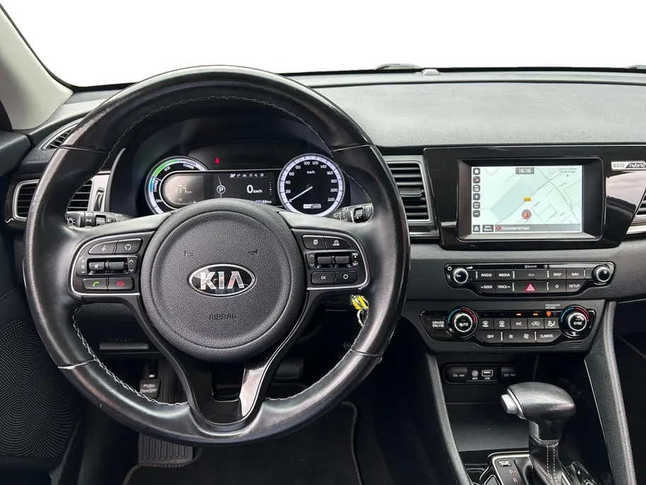 Kia Niro 1.6 GDi Hybrid DynamicLine | Trekhaak Vast + 13-Polige Stekker | All-Seasonbanden | Apple Carplay / Android Auto | Navigatiesysteem | Parkeersensoren + Camera Achter | Cruise Control | Rijstrooksensor + Correctie