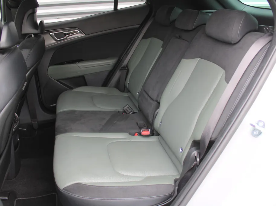 Kia Sportage 1.6 T-GDi Hybrid Dark Edition | Stuur-/stoelverwarming v+a | Camera | Elek. stoelverstelling | 18' LM | Cruise adapt. | Navi | Clima | Half leer/suède |