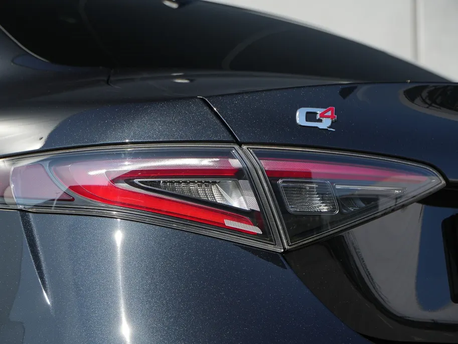 Alfa Romeo Giulia 2.0 Turbo 280 PK Competizione Q4 AWD | Harman | Veloce | 19'