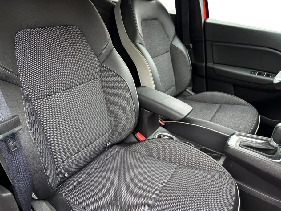 Renault Captur 1.6 E-Tech Hybrid 145 Intens Apple Carplay/Android Auto , electronic climate controle , Camera , cruise , tel , lm velgen , parkeersensoren , navi groot scherm .