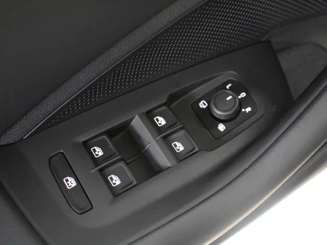Volkswagen Passat Variant 1.5 eHybrid Business Trekhaak | Navigatie | Stoelverwarming | Head-Up Display |