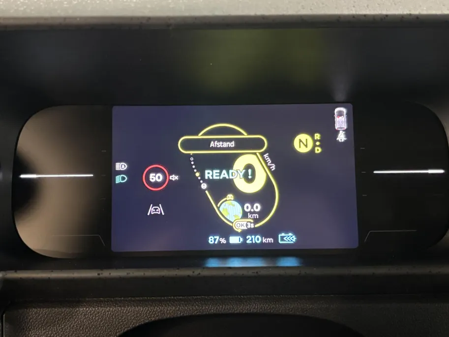 Renault Twingo Urban Range Techno 27.5 kWh Automaat | Demo - Beschikbaar per 01-10-2026 | Armsteun | Camera | Parkeersensoren | Climate Control | Full LED | Adaptive Cruise Control | Navigatie | 18' Lichtmetalen Velgen |