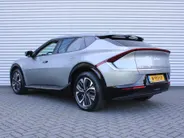 Kia EV6 Plus 77.4 kWh | Stuur-/stoelverwarming + ventilatie | Elektr. stoelverstelling + achterklep | Warmtepomp | 19" LM | Camera | LED |