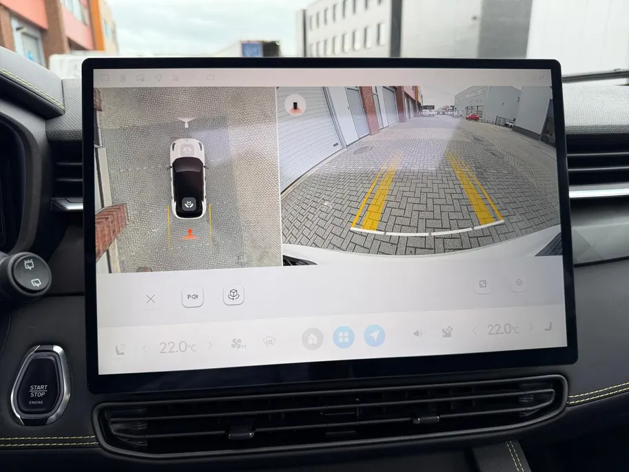 Lynk & Co 01 1.5 More |Schuif-kanteldak| Navigatie| 360 graden camera |Stoel/stuurverwarming| Lederen bekleding|