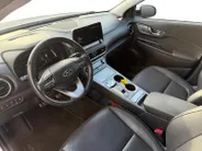 Hyundai Kona EV Limited Sky 64 kWh | Zeer compleet | 99% SOH | Open dak | Lederen bekleding | Trekhaak | Stoel verwarming & koeling | Stuurverwarming |