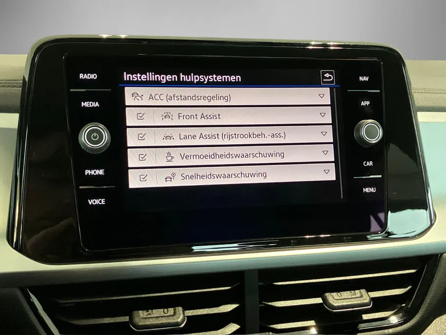 Volkswagen T-Roc 1.0TSI/115PK Life Edition · Apple/Android Car Play· Camera + Parkeersensoren · Keyless · 27-06-2028 of 100000km.