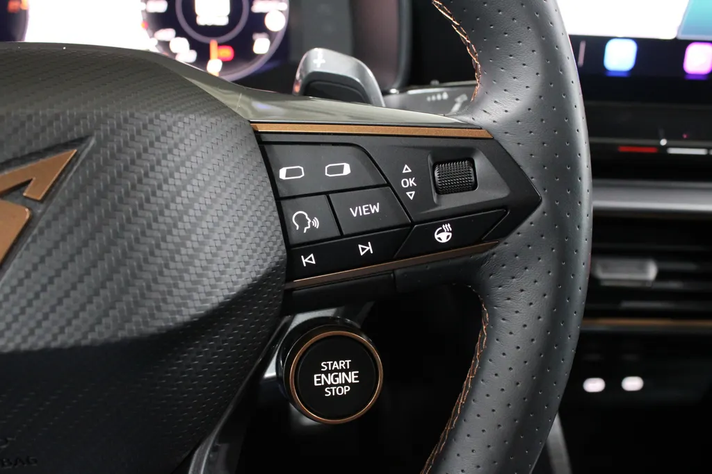 CUPRA Formentor 1.4 e-Hybrid VZ Performance / Pano. / Elekt. trekhaak / Stoel + Stuur verwarming / Elekt. achterklep / Camera /