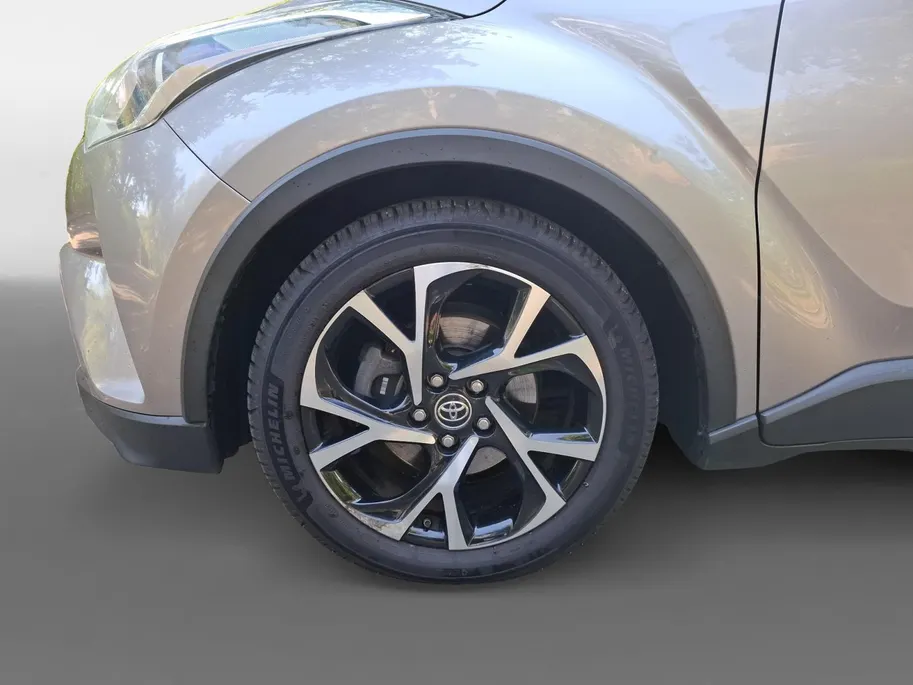 Toyota C-HR 1.8 Hybrid Dynamic Airco automatisch| Autonomous Emergency Braking | Cruise control adaptief | Lichtmetalen velgen 18' | Navigatiesysteem full map | Voorstoelen verwarmd
