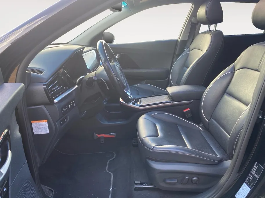 Kia e-Niro ExecutiveLine 64 kWh | Climate control | Leder | Stoel + stuurverwarming en ventilatie | Schuif/kanteldak | Navigatie | 17 inch LM-velgen | Keyless | SOH 97% |