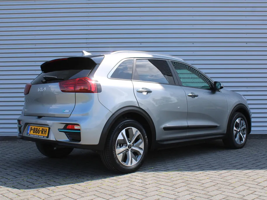 Kia e-Niro DynamicPlusLine 64 kWh | Schuif-/kantel dak | Cruise adapt.| Navi | 17' LM | Stuur-/stoelverwarming | Camera | Clima |