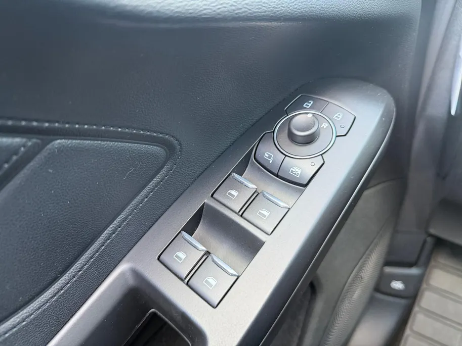 Ford Focus Wagon 1.0 EcoBoost Hybrid ST Line Style | Dealer onderhouden | NL auto | Winter pack | Trekhaak | Navigatie | Apple carplay & Android auto | Parkeersensoren voor en achter | Achteruitrijcamera | Cruise control | Draadloos opladen mobiel | Privacy glas | B