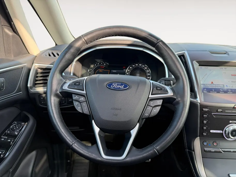 Ford Galaxy 2.5i HEV | Dealer onderhouden | Automaat | Pano dak | BLIS | 7 persoons | Lederen bekleding | Winter pack | Parkeersensoren voor en achter | Achteruitrijcamera | Cruise control | Apple carplay & Android auto | Privacy glas | Bovag garantie |