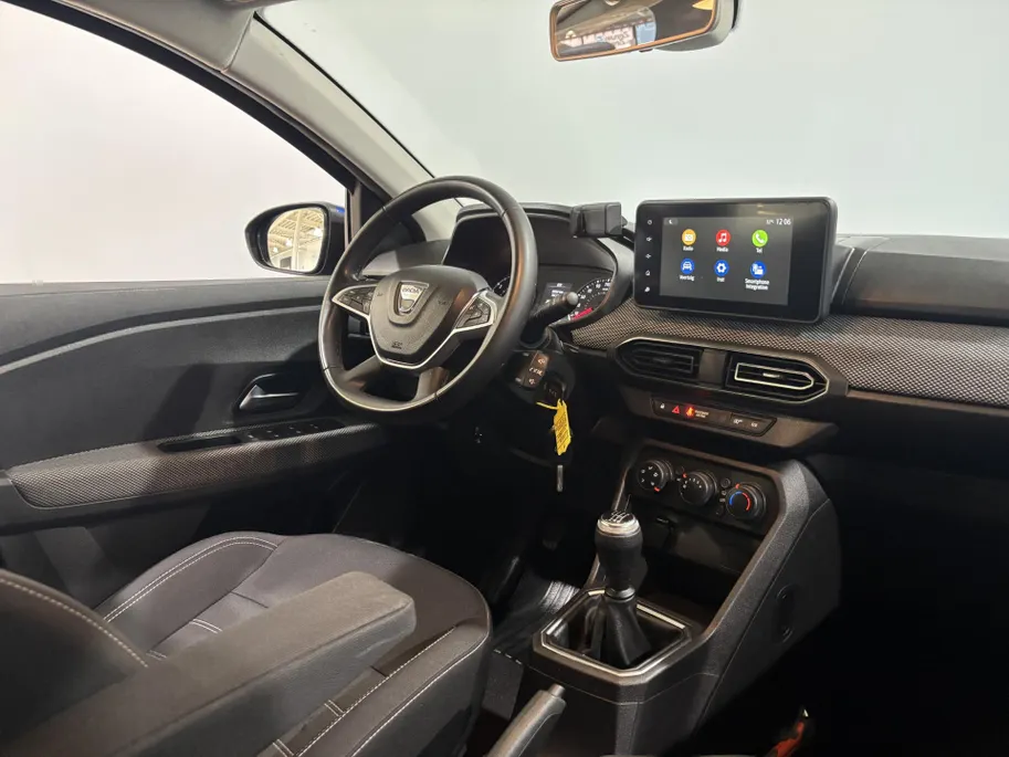 Dacia Sandero 90PK TCe Comfort | Apple CarPlay/Android Auto | Airco | Cruise Control | Full LED | Armsteun | Elektrische Ramen & Spiegels | Licht & Regen Sensor |
