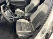 Volkswagen Golf 1.5 eHybrid 272pk DSG GTE · Panoramadak · Camera · Inklap. Trekhaak · Leder Vienna · Head-Up Display · Stuur-& Stoelverwarming + verkoeling · Garantie t/m 15-06-2030 of 100.000km