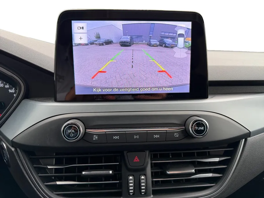 Ford Focus 1.0 EcoBoost Hybrid ST Line Style | Dealer onderhouden | NL auto | Winter pack | Cruise control | Parkeersensoren voor en achter | Achteruitrijcamera | Draadloos opladen mobiel | Apple carplay & Android auto | Keyless entry | Privacy glas | Bovag garantie