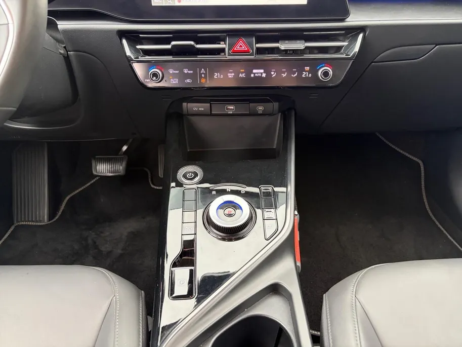 Kia Niro EV DynamicLine 64.8 kWh |*1E EIGENAAR | TREKHAAK | *LAGE KM- STAND | VOLLEDIG DEALER ONDERH. | APPLE CARPLAY/ ANDROID AUTO | CAMERA | NAVI | ADAPT. CRUISE | NETTE AUTO |