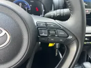 Toyota Yaris 1.5 Hybrid Dynamic | Nieuw | Apple Carplay/Android Auto | hill hold functie | airco (automatisch) | achteruitrijcamera | buitenspiegels verwarmbaar |