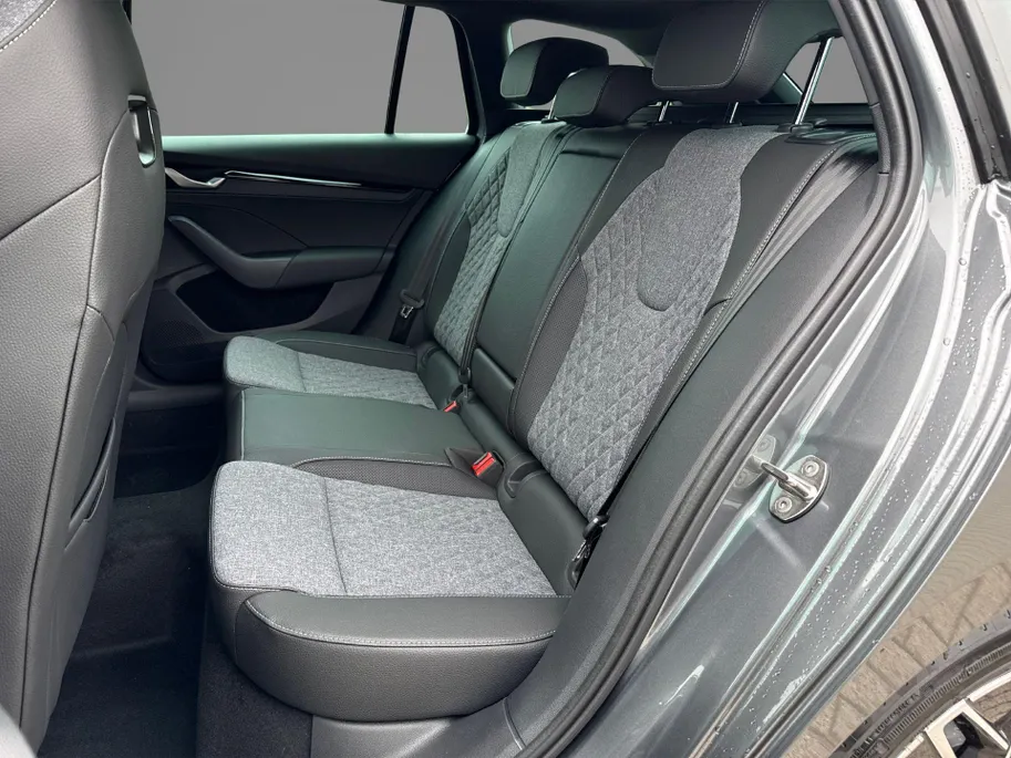 Škoda Octavia combi Sportline Business 1.5 TSI m-HEV 110 kW / 150 PK | Trekhaak wegklapbaar | Panoramisch schuif/kanteldak | 1.000,- inruilbonus!!