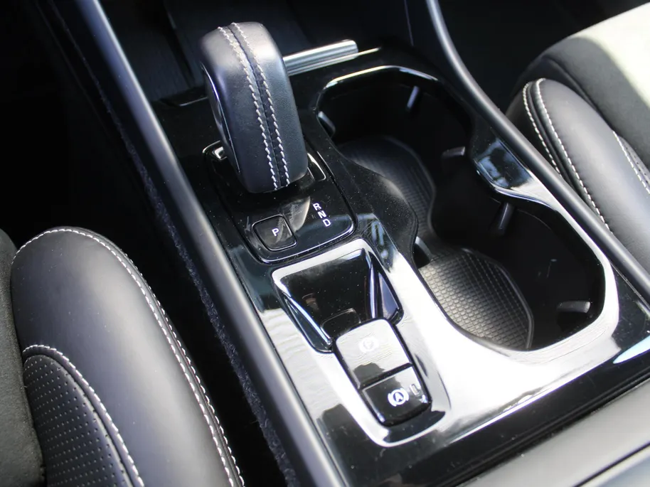 Volvo XC40 2.0 T4 R-Design | Keyless | HK Audio | Adap. Cruise | PDC | Elek. Trekhaak | 19' Velgen | Elek. Kofferklep | Camera | Stoelverwarming |