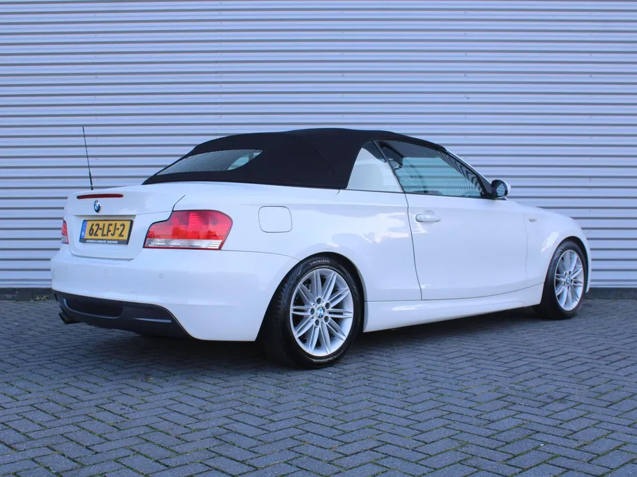 BMW 1 Serie Cabrio 118i Executive | M-Pakket | Stoelverwarming | 17' LM | Windscherm | Parkeersensor v+a | Trekhaak | Navi | Leer | Xenon | Clima |