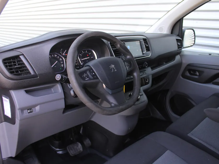 Peugeot Expert 227S 2.0 BlueHDI 180 Premium Pack | Trekhaak | Navi | Camera | Dodehoek detectie | Automaat | PDC | Airco | Cruise | Betimmerd | Betonplex vloer |