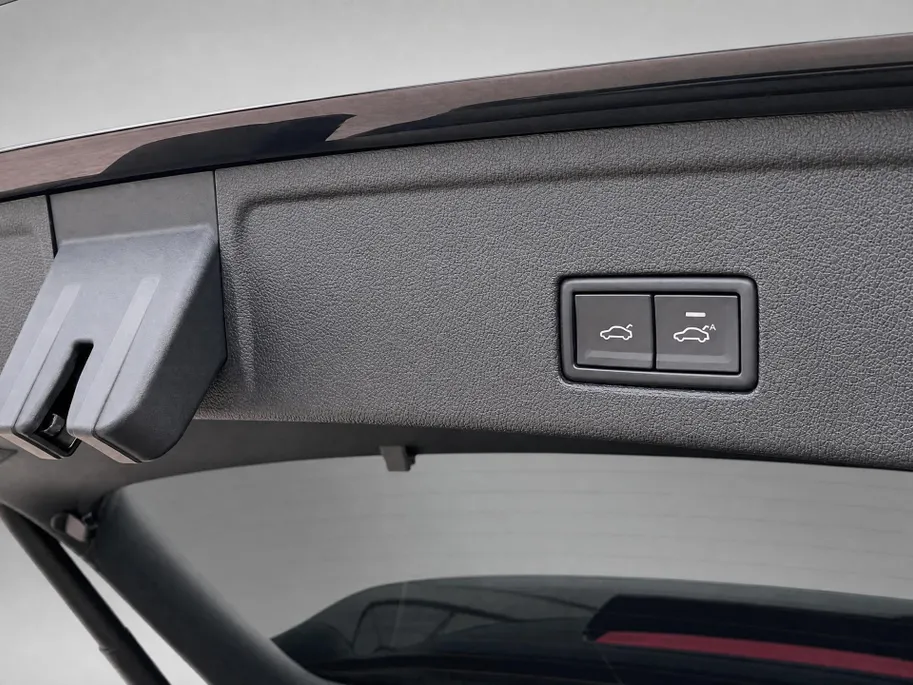 Volkswagen Touareg 3.0TSI 340kW/462PK R-line · Panoramadak · Trekhaak · Leder · Luchtvering