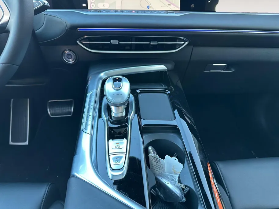 Voyah Free Flagship Edition 4WD 106 kWh | Demo | Full Option | Trekhaak met 2000kg trekgewicht | Luchtvering | Stoelkoeling, -verwarming en -massage |Blackline exterieur & interieur|