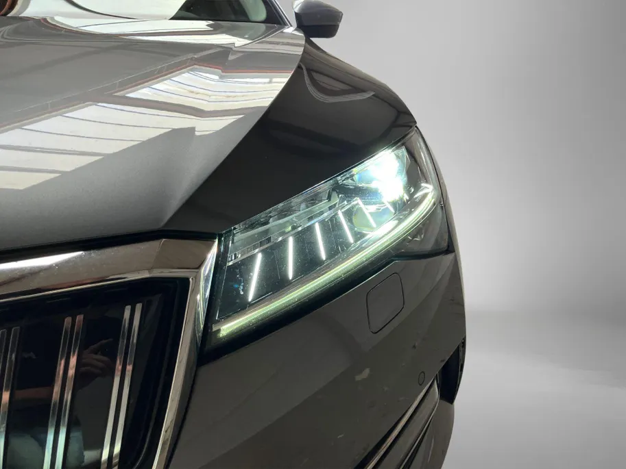 Škoda Superb 1.4TSIiV 160kW/218PK Laurin & Klement · Panoramadak · Leder · Navigatie · 360gr Camera · Apple/Android Car Play · Canton Audio ·