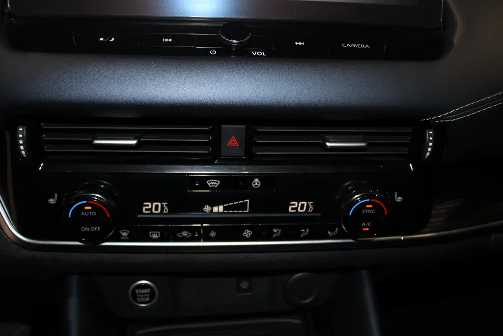 Nissan QASHQAI 1.3 MHEV Xtronic Tekna | 1800kg trekgewicht | Automaat | Trekhaak | 360grd Camera | Apple carplay & Android auto | Stoel-, voorruit- en Stuurverwarming | Head-up display | LM wielen |