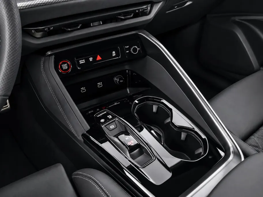 Audi Q5 e-hybrid quattro S edition Competition 367 PK · Tech pro · 20' LM Velgen · Glazen panoramadak · B&O Premium 3D